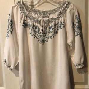 Beautiful wmns top w/ stitching. 100% rayon sz M